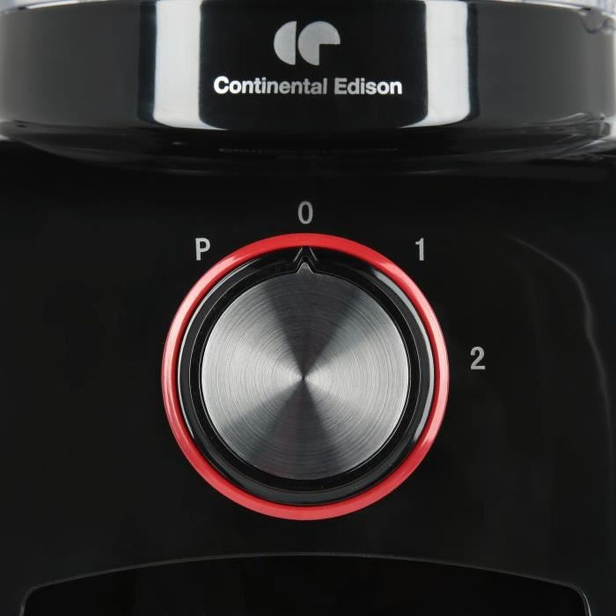 Primer plano de una licuadora negra con un dial etiquetado 0, P, 1 y 2, con un contorno rojo.