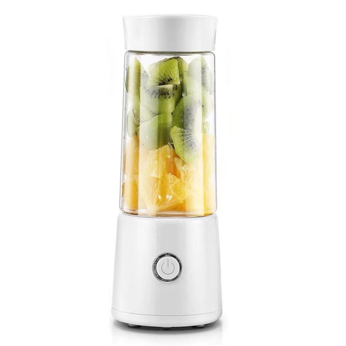 Ein weißer Mixer mit Kiwi und Ananas im Inneren.