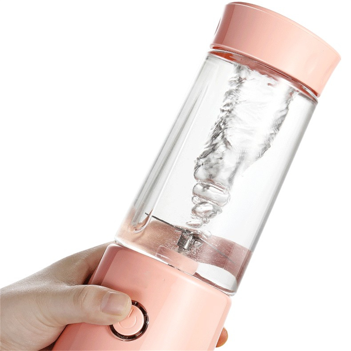 Ein Mixer in Gebrauch. Eine Hand hält die rosa Basis, während sich das Wasser darin dreht.