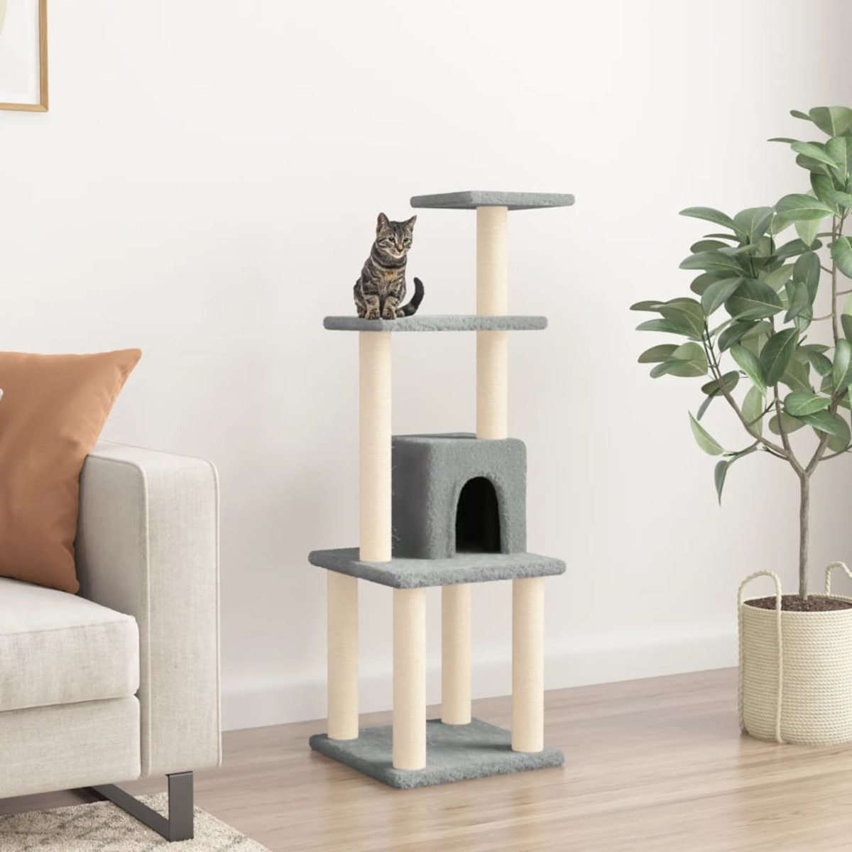 Katzenbaum mit Katze auf oberster Ebene.