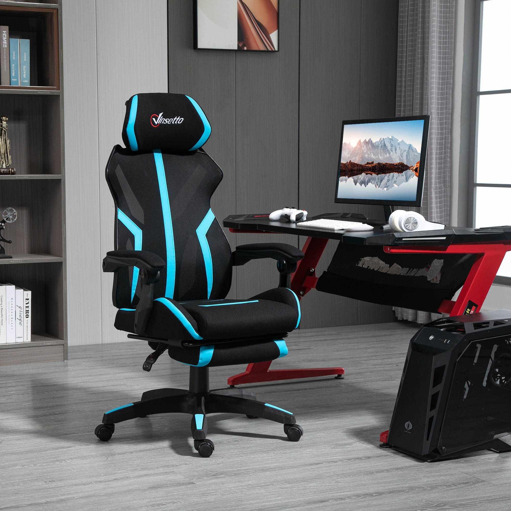 Silla gamer, negra y azul. Escritorio de computadora, pantalla y accesorios visibles.