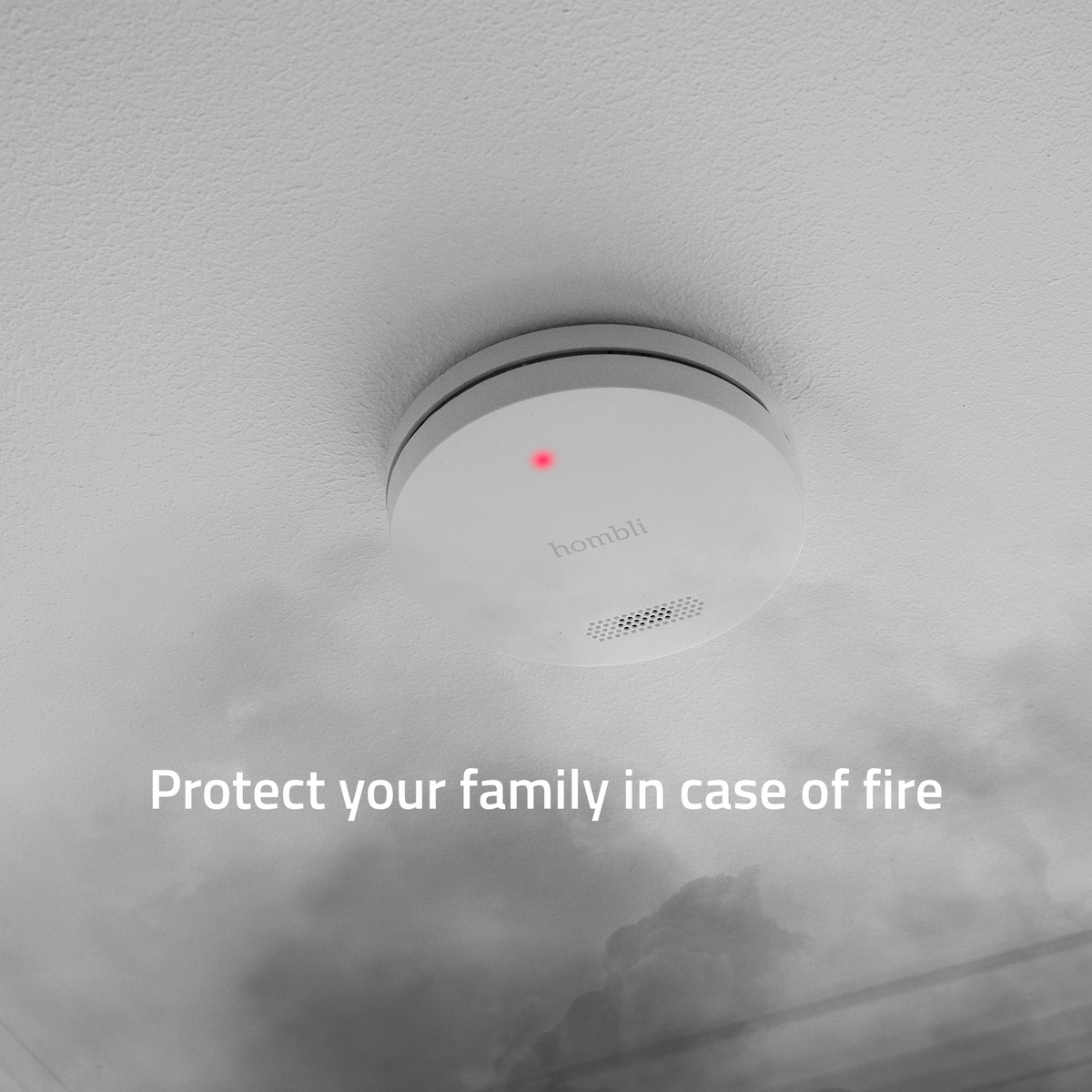 Weißer Rauchmelder an weißer Decke, Rauch steigt auf, Text: 'Protect your family'.