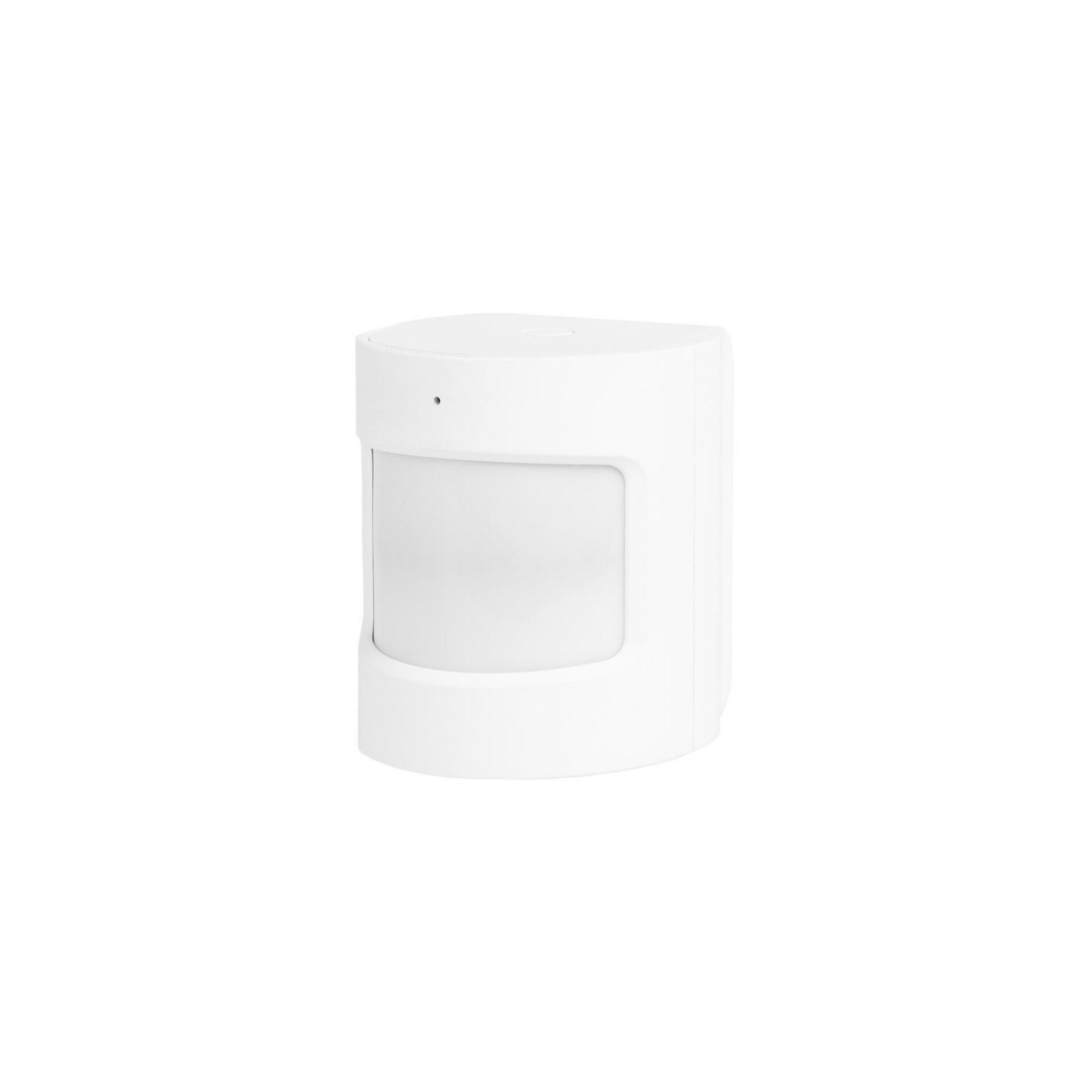 Un dispositivo sensore di movimento di sicurezza bianco è isolato su sfondo bianco.