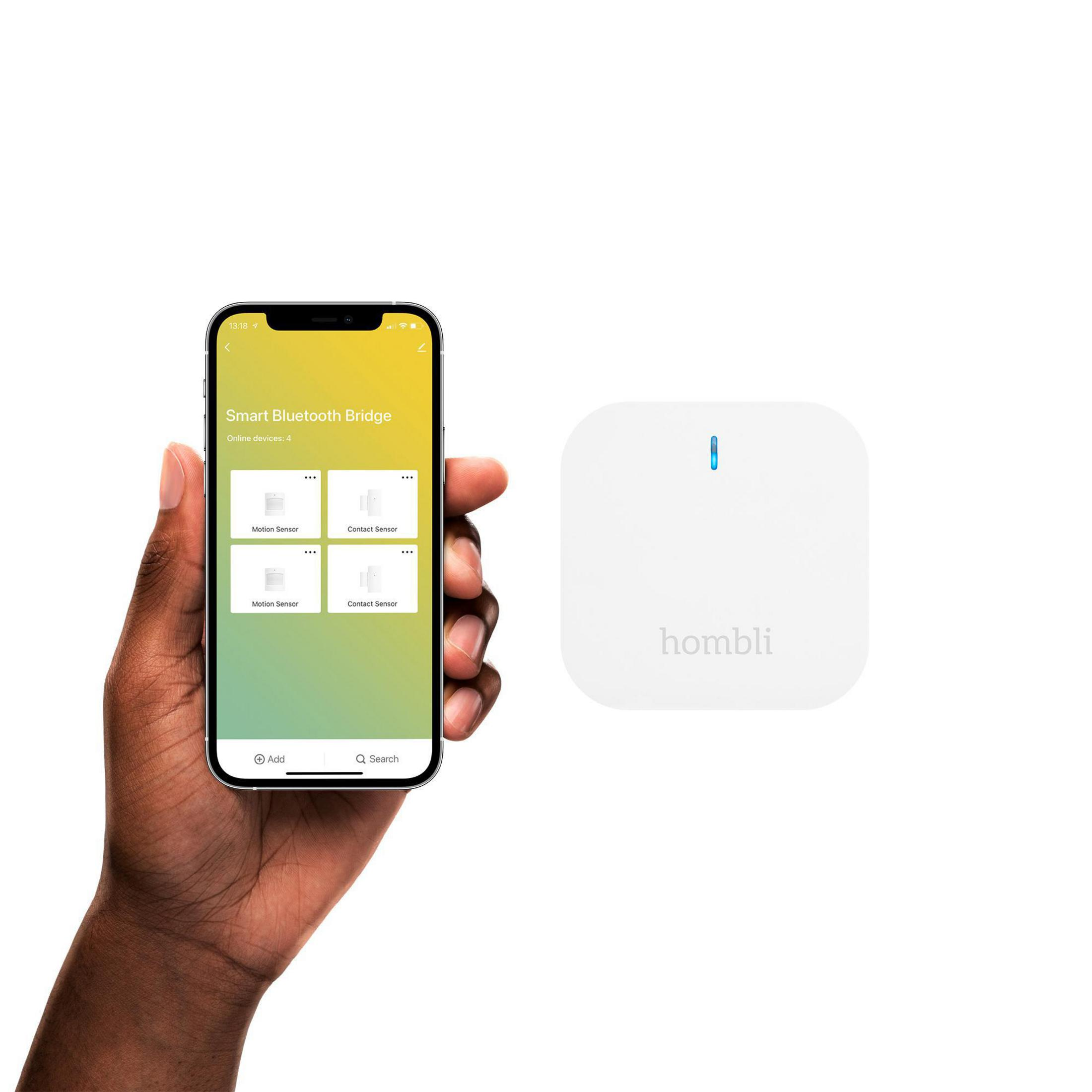 Hand, die ein Telefon mit einer Smart Bluetooth Bridge-App hält. Ein weißes quadratisches Gerät liegt daneben.