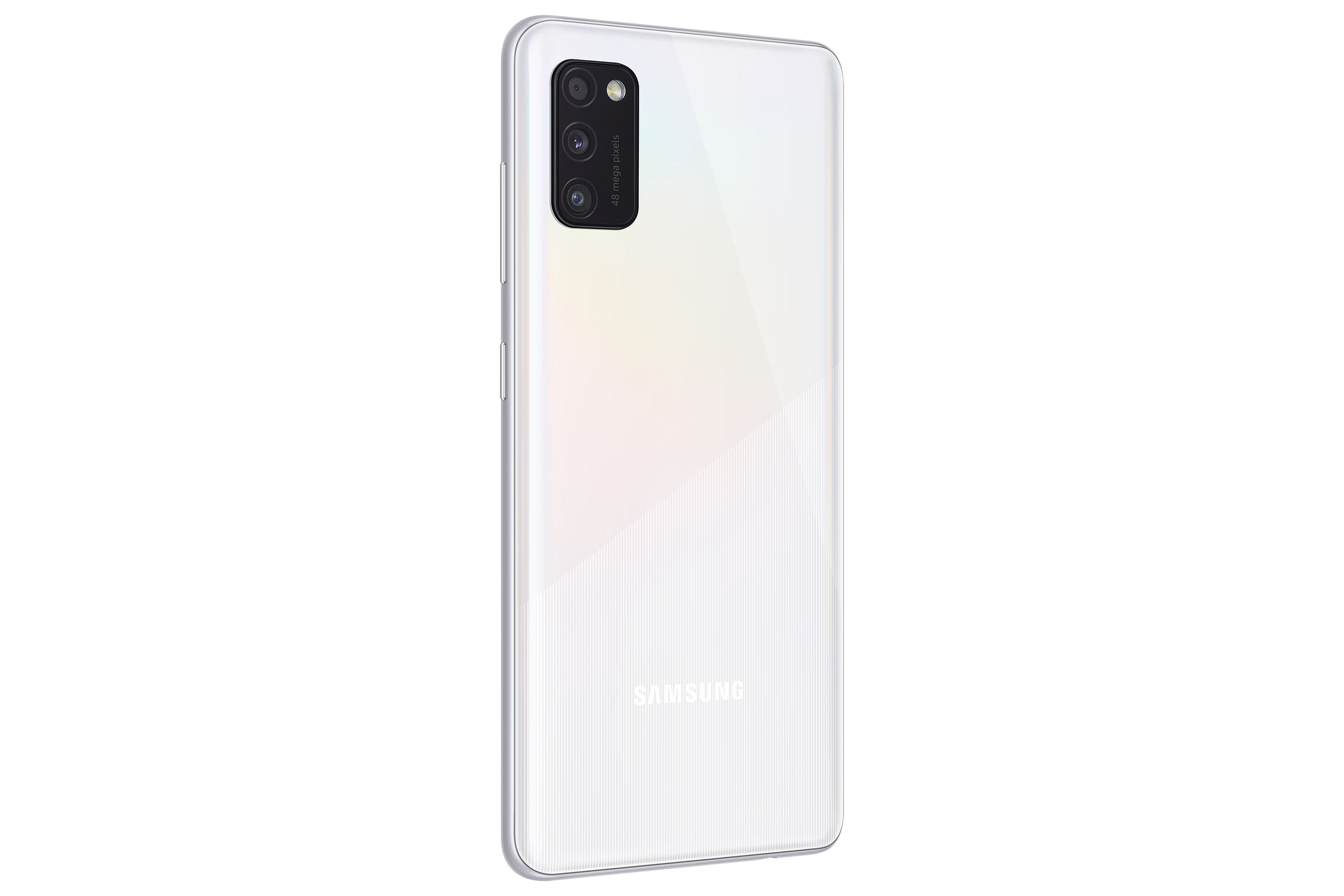 Rückseite eines weißen Smartphones. Vertikale Linien. Dreifach-Kamerasystem. SAMSUNG-Logo.