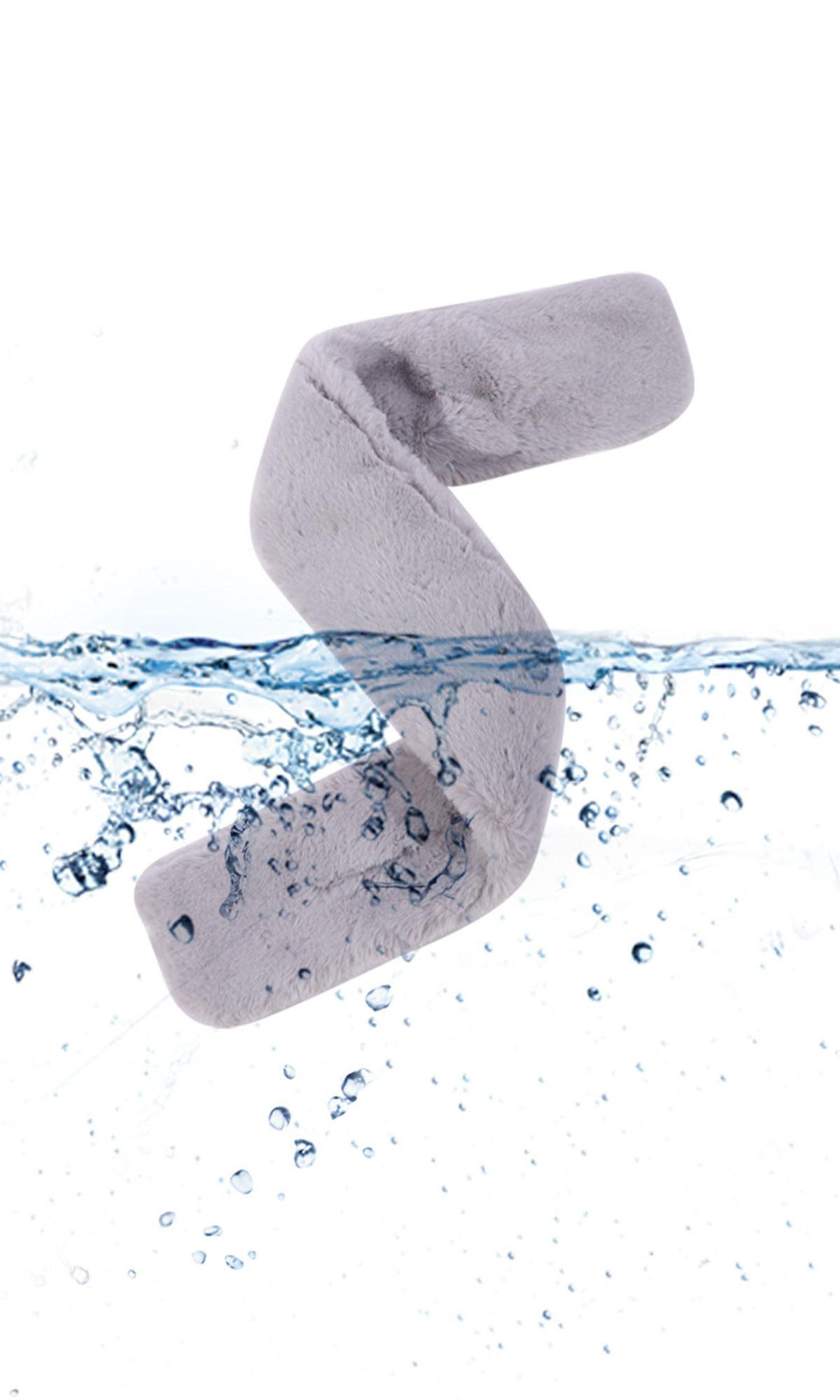 Ein grauer, pelziger Schal, der in Wasser eingetaucht ist und seine Form und Textur zeigt.