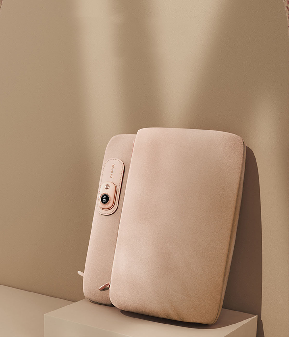 Beige Heizkissen mit Digitalanzeige und Logo.