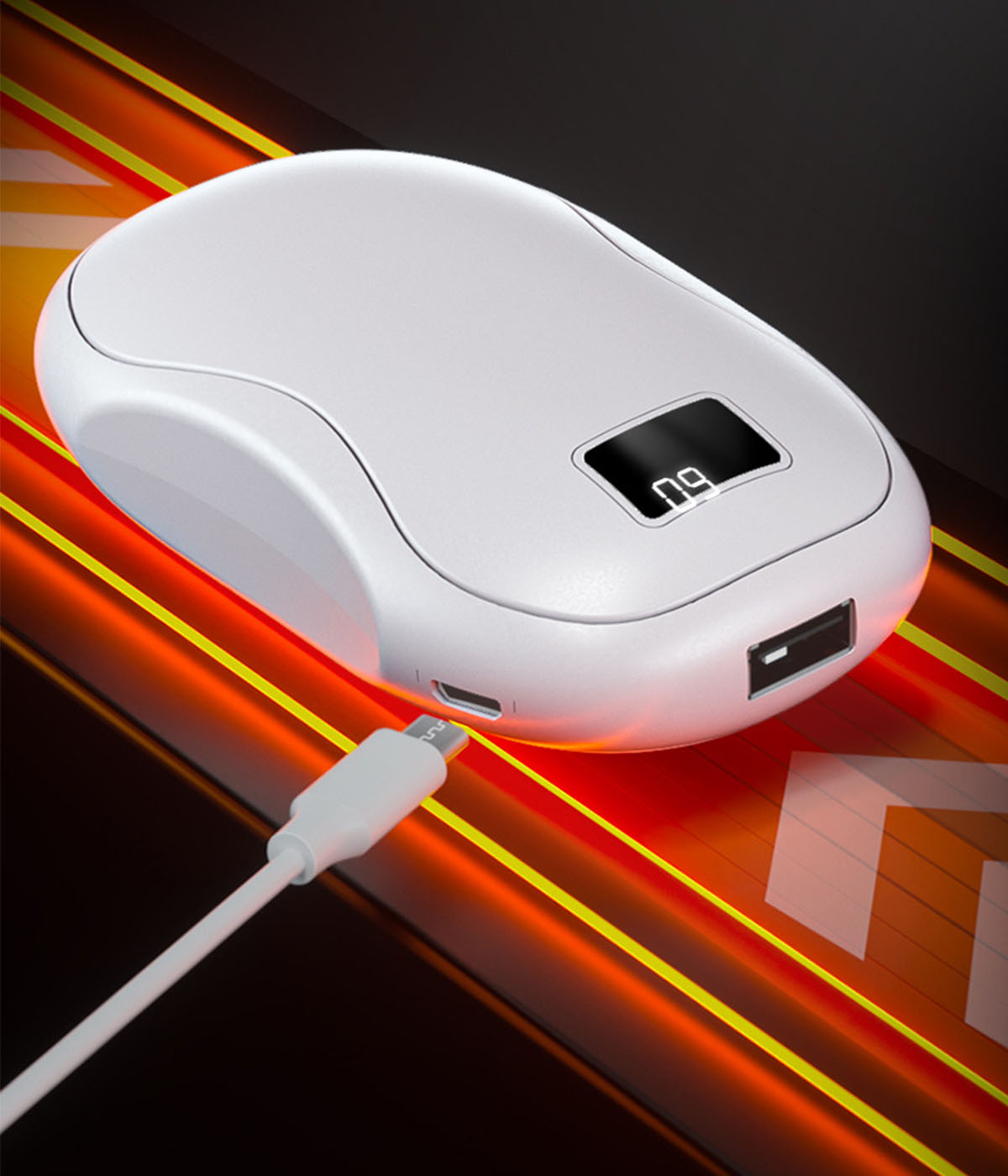 Eine weiße Powerbank mit Bildschirm und eingestecktem USB-Kabel.