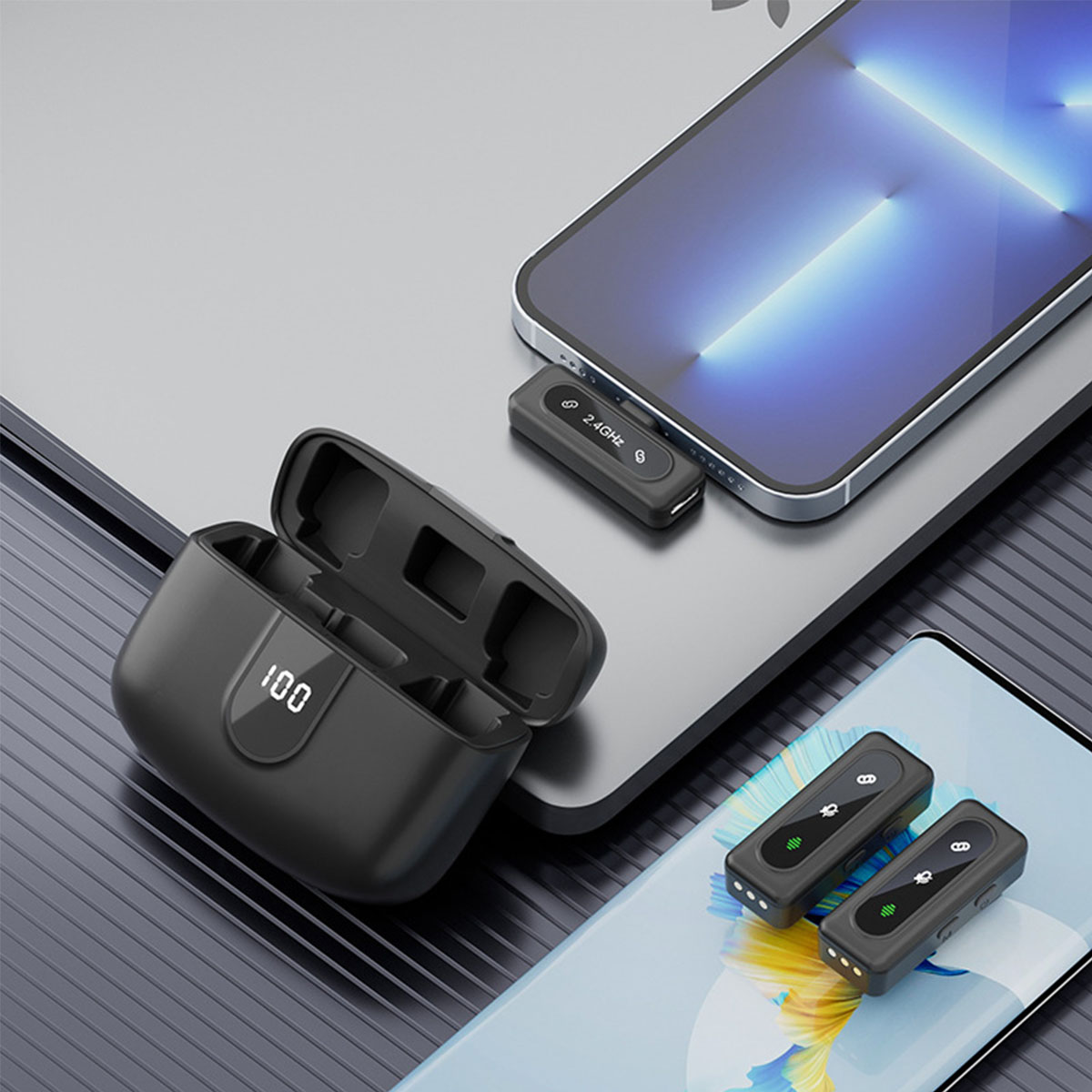 Kabelloses Mikrofon-Set mit Ladecase, zwei Mikros und Geräten, die mit einem Telefon verbunden sind.