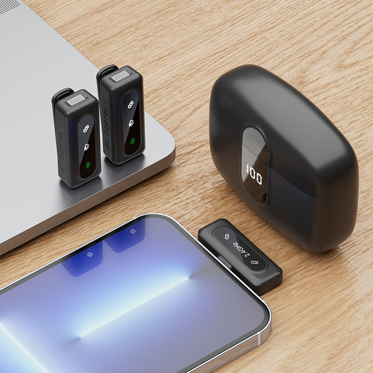 Kabelloses Ladegerät mit Telefon und zwei kleineren Geräten. Alle sind schwarz.