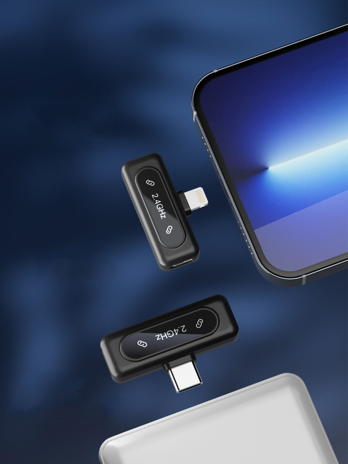 Zwei schwarze 2,4-GHz-WLAN-Adapter, die mit einem Telefon und einer Ladestation verbunden sind.