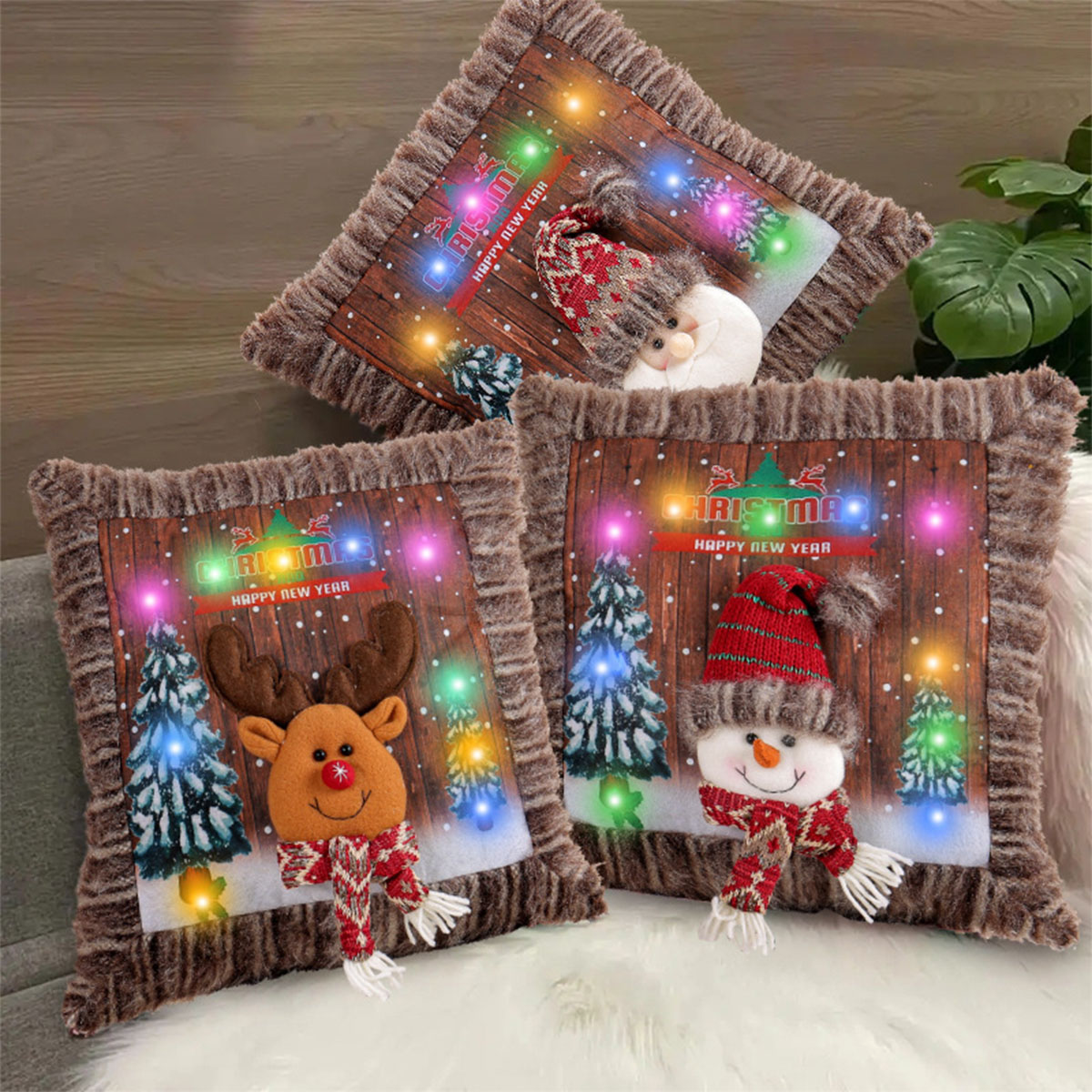 Weihnachtskissen mit festlichen Designs: Schneemann, Rentier und Weihnachtsmann.