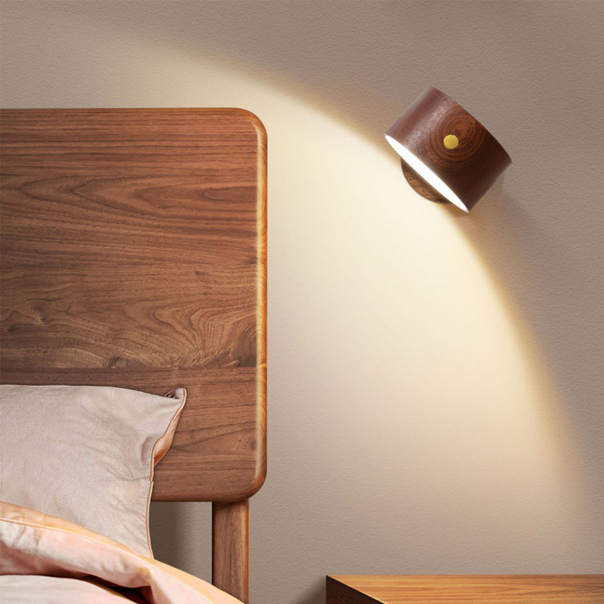 Wandlampe aus Holz, abgewinkelt und beleuchtet, wirft Licht nach unten auf eine beige Wand.