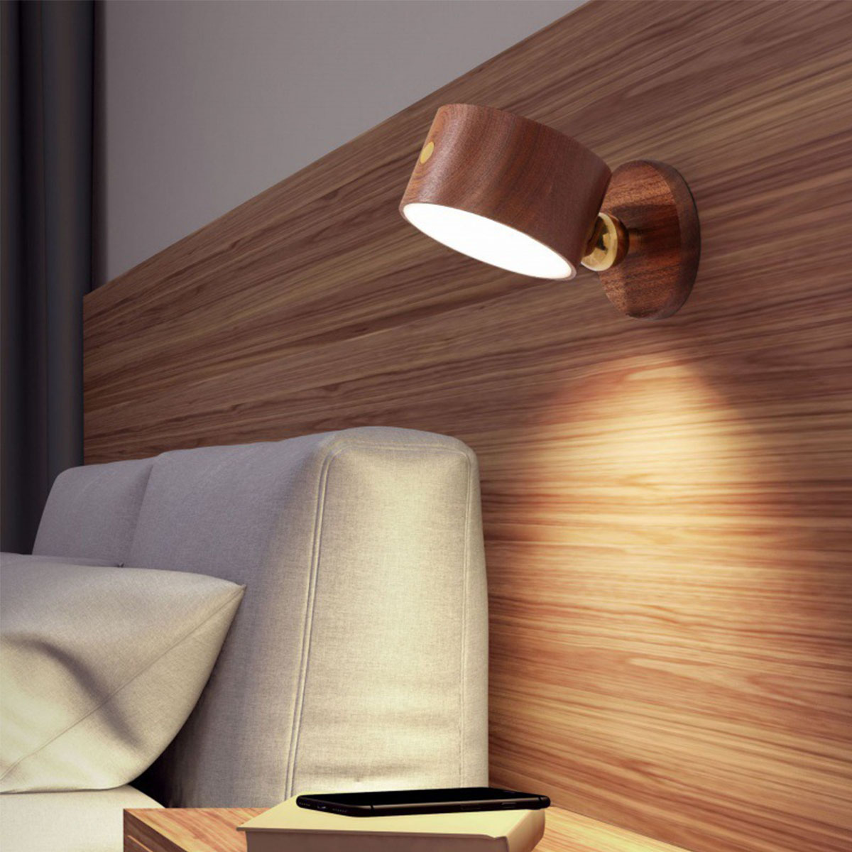 Wandlampe aus Holz mit weißem Licht, an einer Holzwand neben einem Bett montiert.