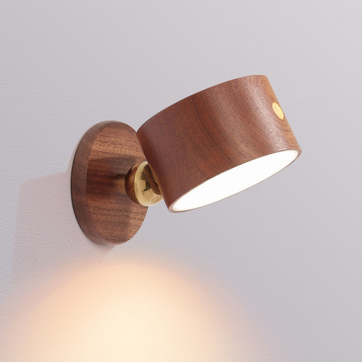 Wandleuchte aus Holz mit rundem Sockel und verstellbarem Licht, warmes Leuchten.
