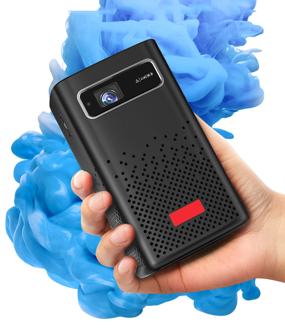 Ein schwarzer Mini-Projektor wird in einer Hand gehalten. Blauer rauchartiger Hintergrund.