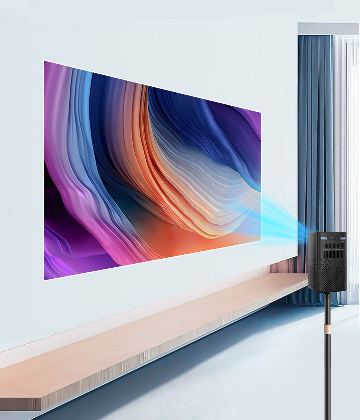 Projektor, der ein Bild auf eine weiße Wand projiziert, mit blauem Lichtstrahl und schwarzem Ständer.