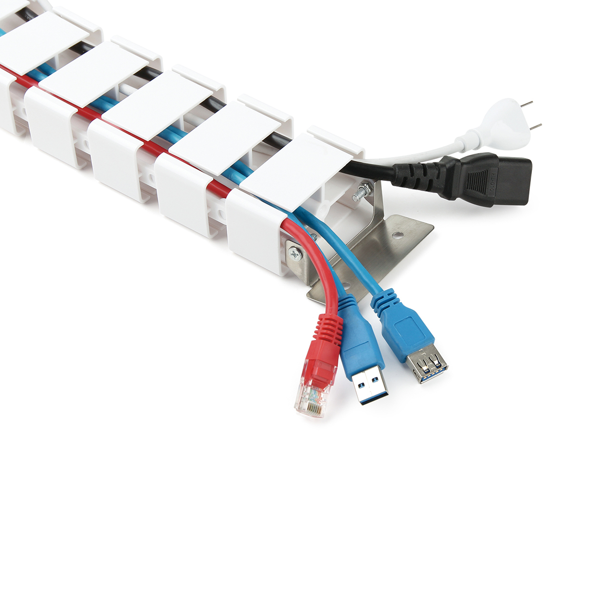 Ein Kabelmanagementsystem mit verschiedenen Kabeln. Rote, blaue und USB-Kabel sind sichtbar.