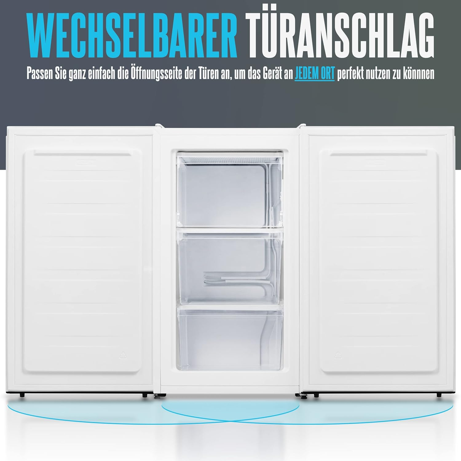 Weiße Kühlschranktüren geöffnet, zeigt das Innere mit Regalen. Blaue Lichteffekte.