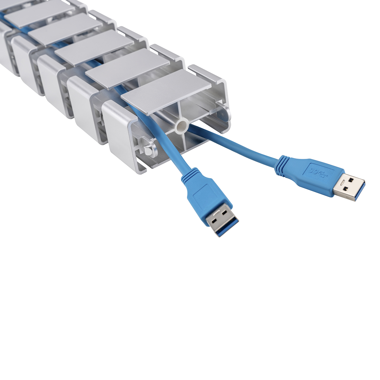 Ein Kabelmanagementsystem mit einer Reihe silberfarbener Segmente und zwei blauen USB-Kabeln.