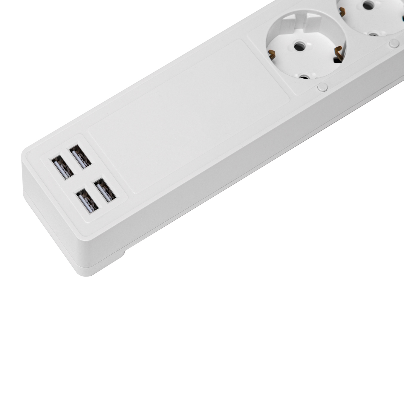 Nahaufnahme einer weißen Steckdosenleiste mit 4 USB-Anschlüssen. Die Leiste ist abgewinkelt.