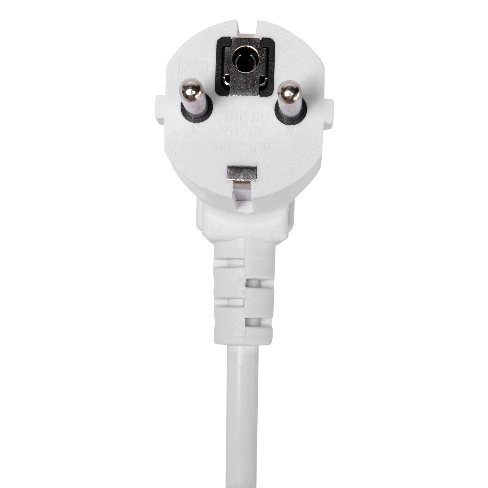 Nahaufnahme eines weißen Steckers mit zwei Metallstiften. Der Stecker hat Text.