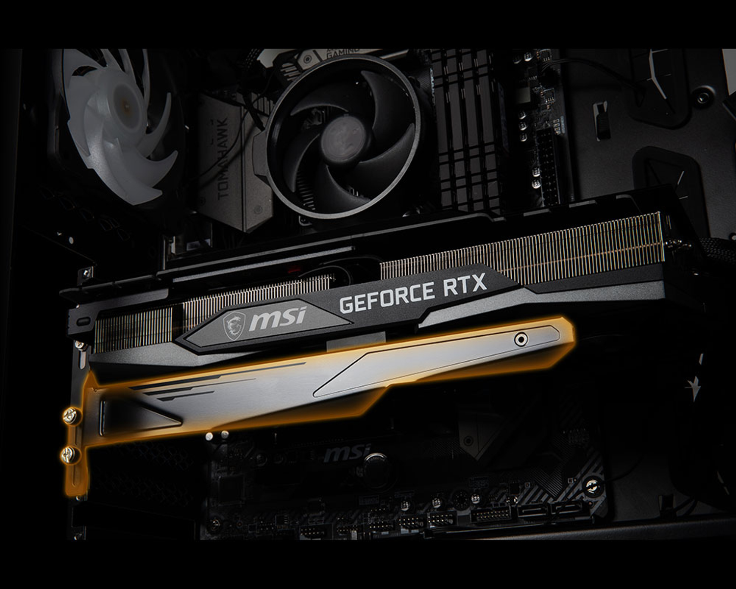 MSI GeForce RTX Grafikkarte in einem Computer eingebaut, mit Beleuchtung.