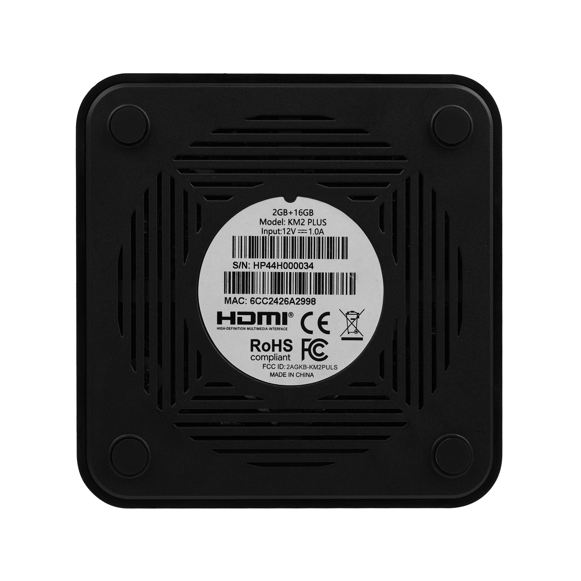 Schwarze quadratische elektronische Geräte Unteransicht. Zeigt Modell-, Eingangs- und HDMI-Informationen. Schwarzer Hintergrund.