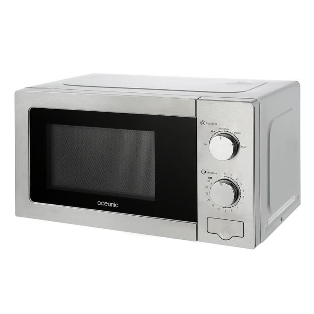 Een zilveren magnetron met knoppen en een digitaal display op een witte achtergrond.