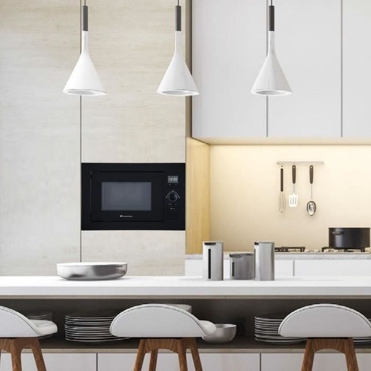 Cucina moderna con microonde, sgabelli e luci a sospensione.