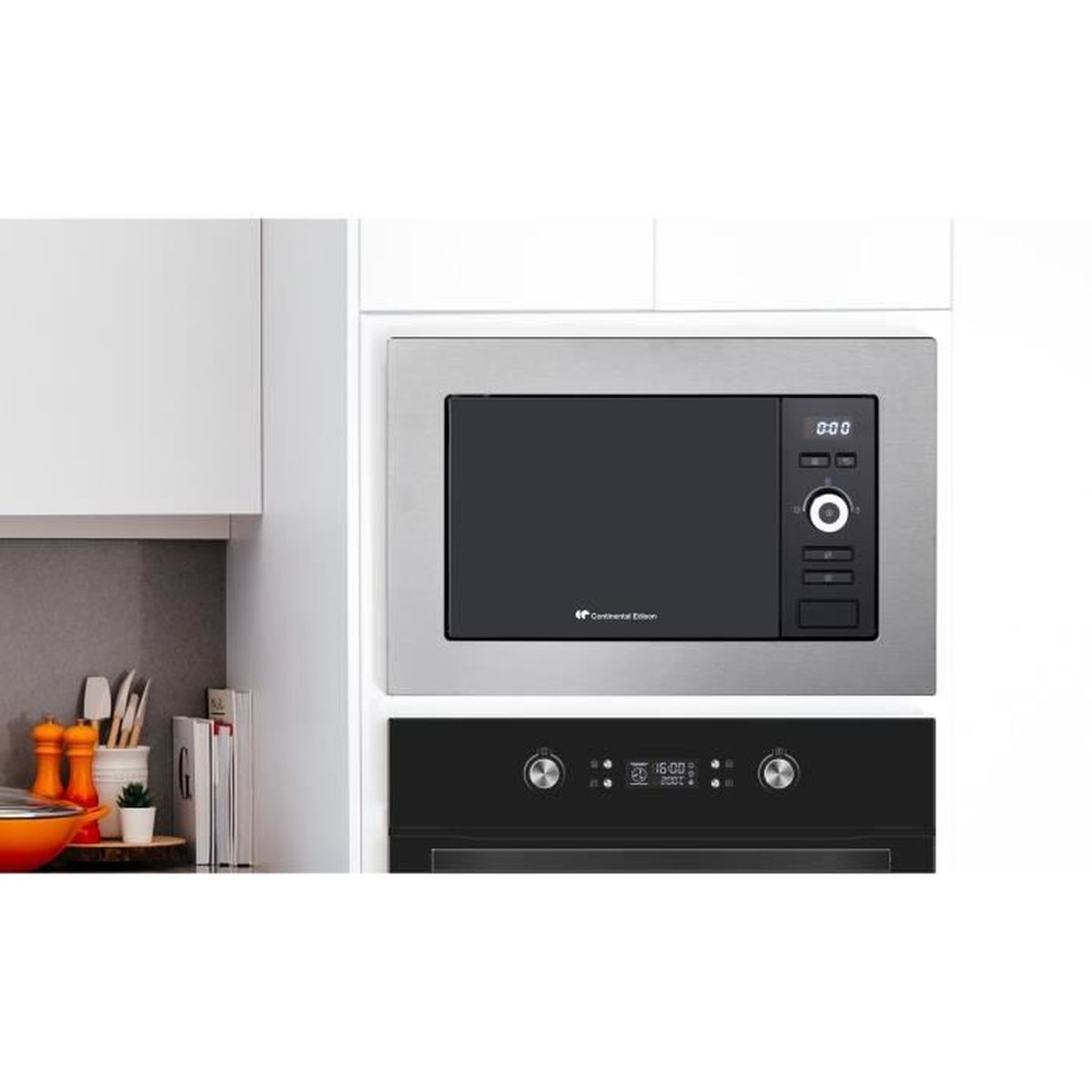 Een magnetron en oven ingebouwd in een witte kast, met een witte achtergrond.