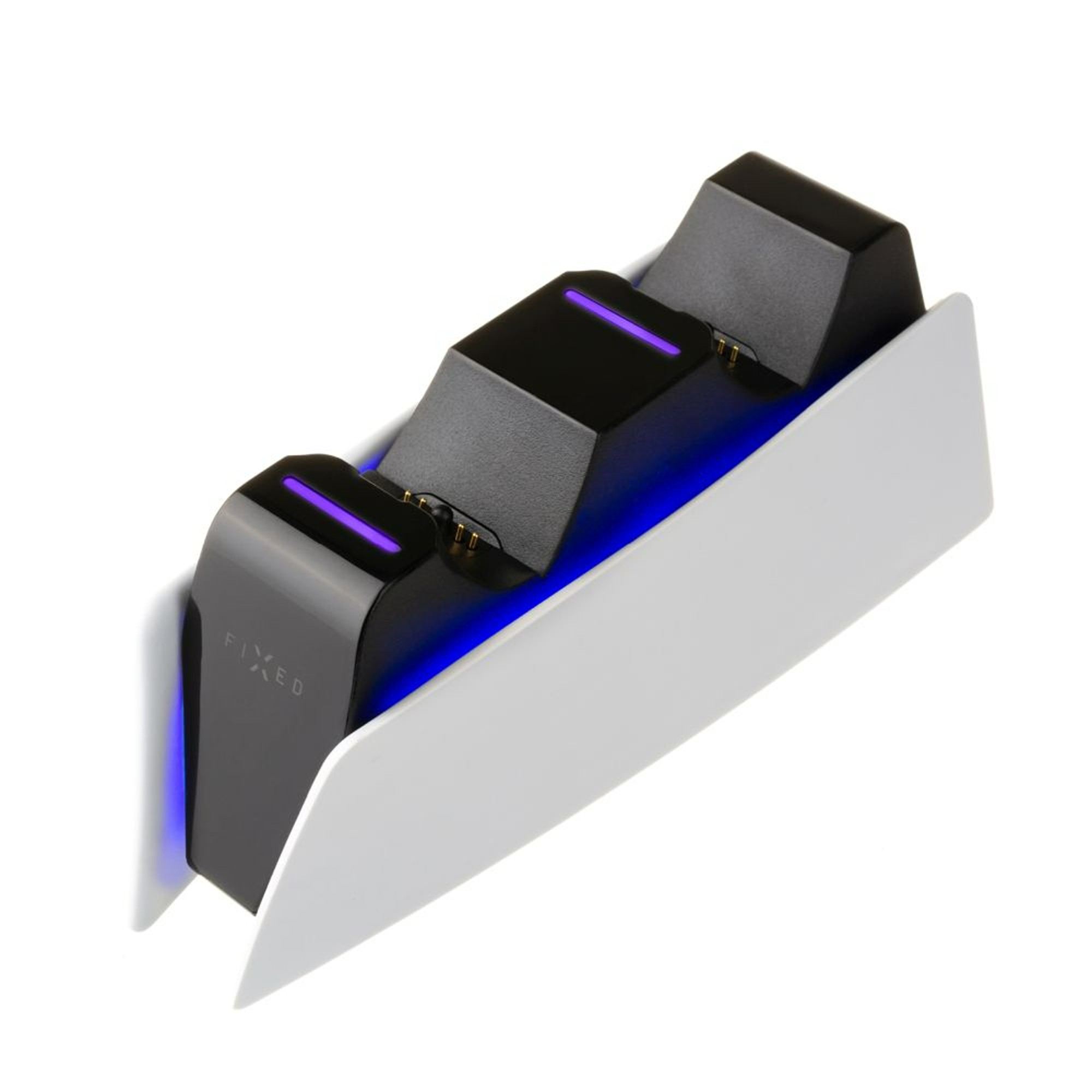 Stazione di ricarica nera per console di gioco. Tre controller nel supporto bianco con luce blu.