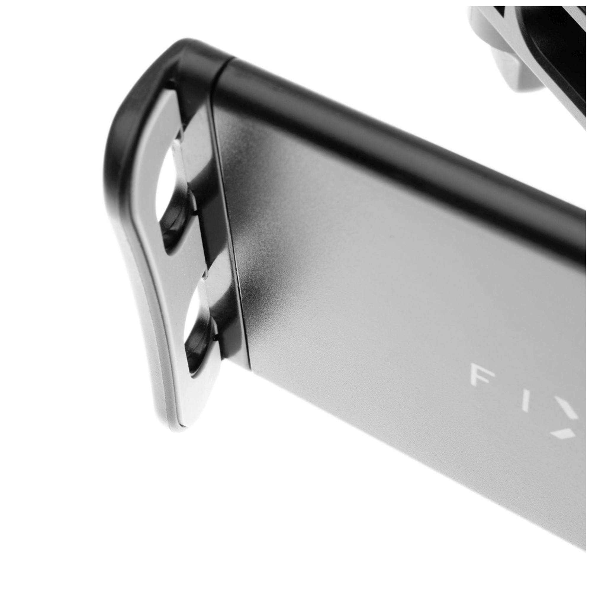 Nahaufnahme eines schwarzen Telefonhalters mit dem Wort 'FIX' auf der Oberfläche.
