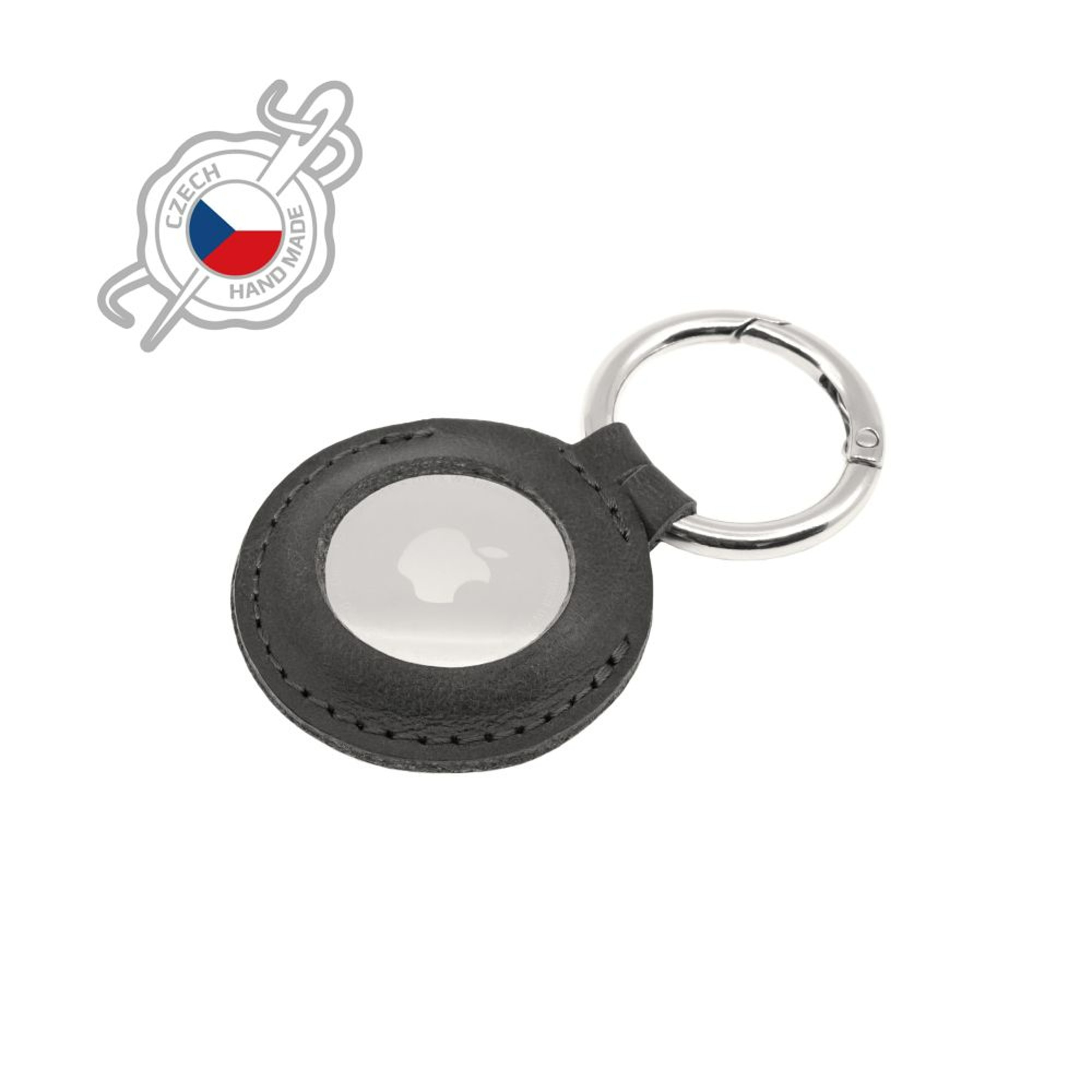 Ein schwarzer Leder-AirTag-Halter mit silbernem Ring und tschechischem Emblem.