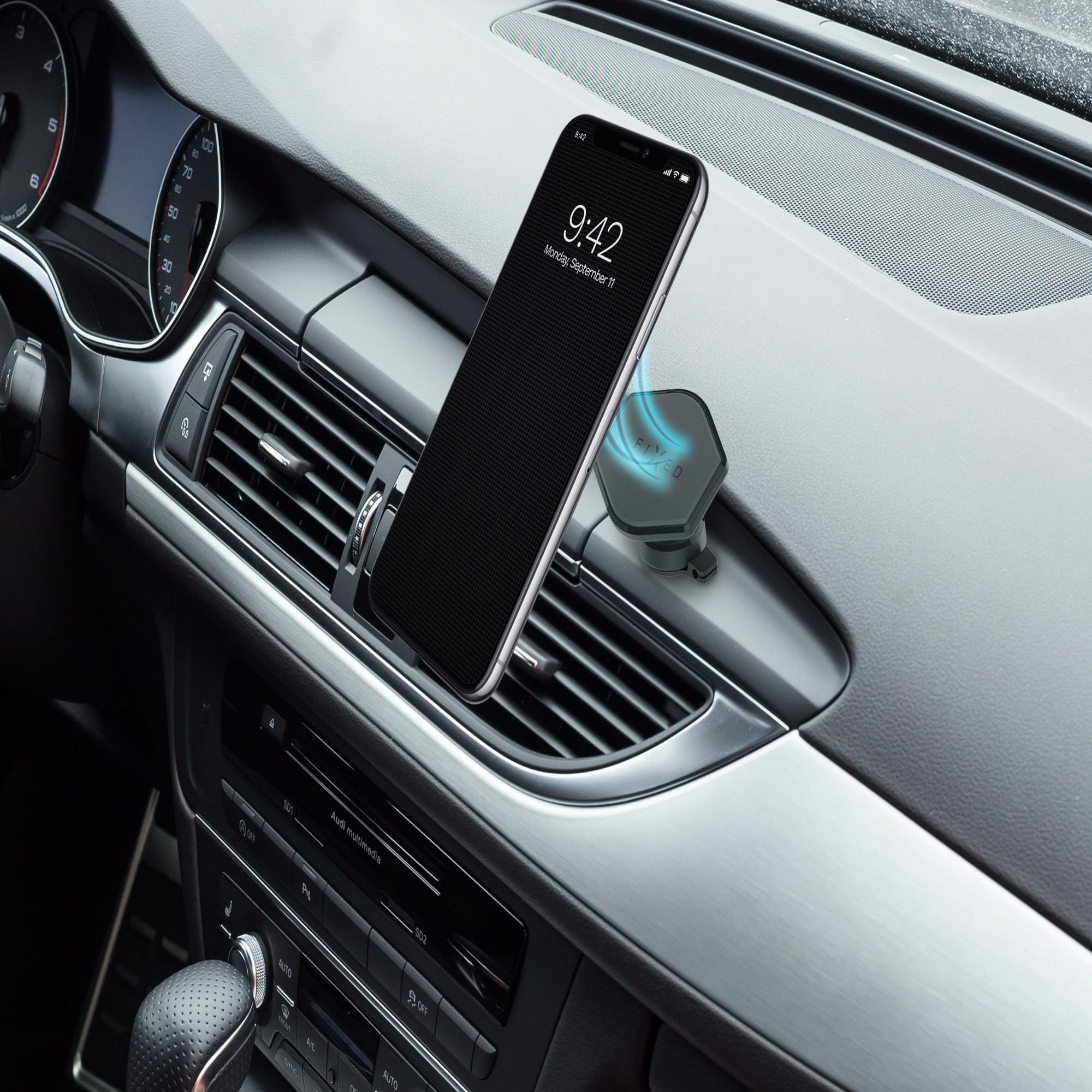 Ein Telefon ist an der Lüftung eines Autos montiert. Die Uhrzeit ist 9:42, Montag, 11. September.