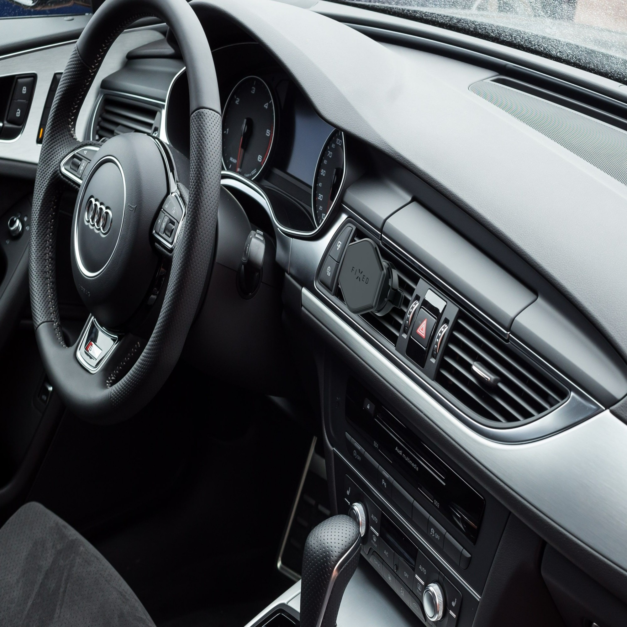 Innenansicht des Autos, Lenkrad, Armaturenbrett und eine Telefonhalterung.