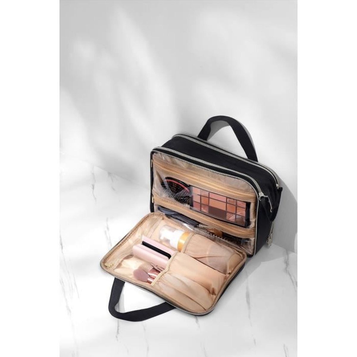 Otwarta kosmetyczka, z produktami w środku. Widoczne są różne pędzle, palety do makijażu i butelki.