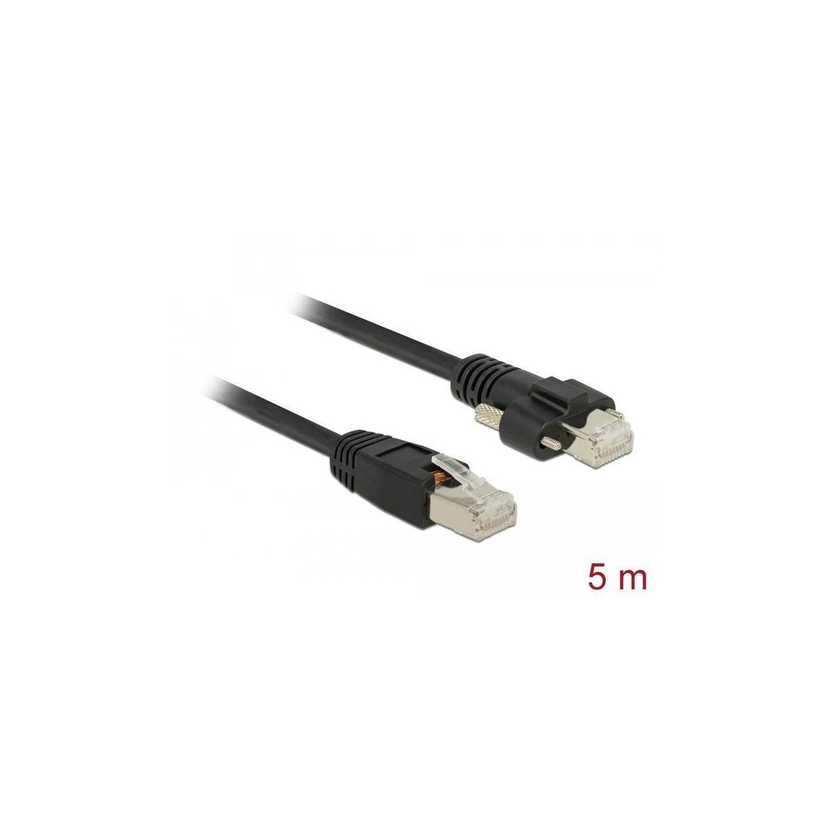 Schwarzes Ethernet-Kabel mit Steckern an beiden Enden, weißer Hintergrund.
