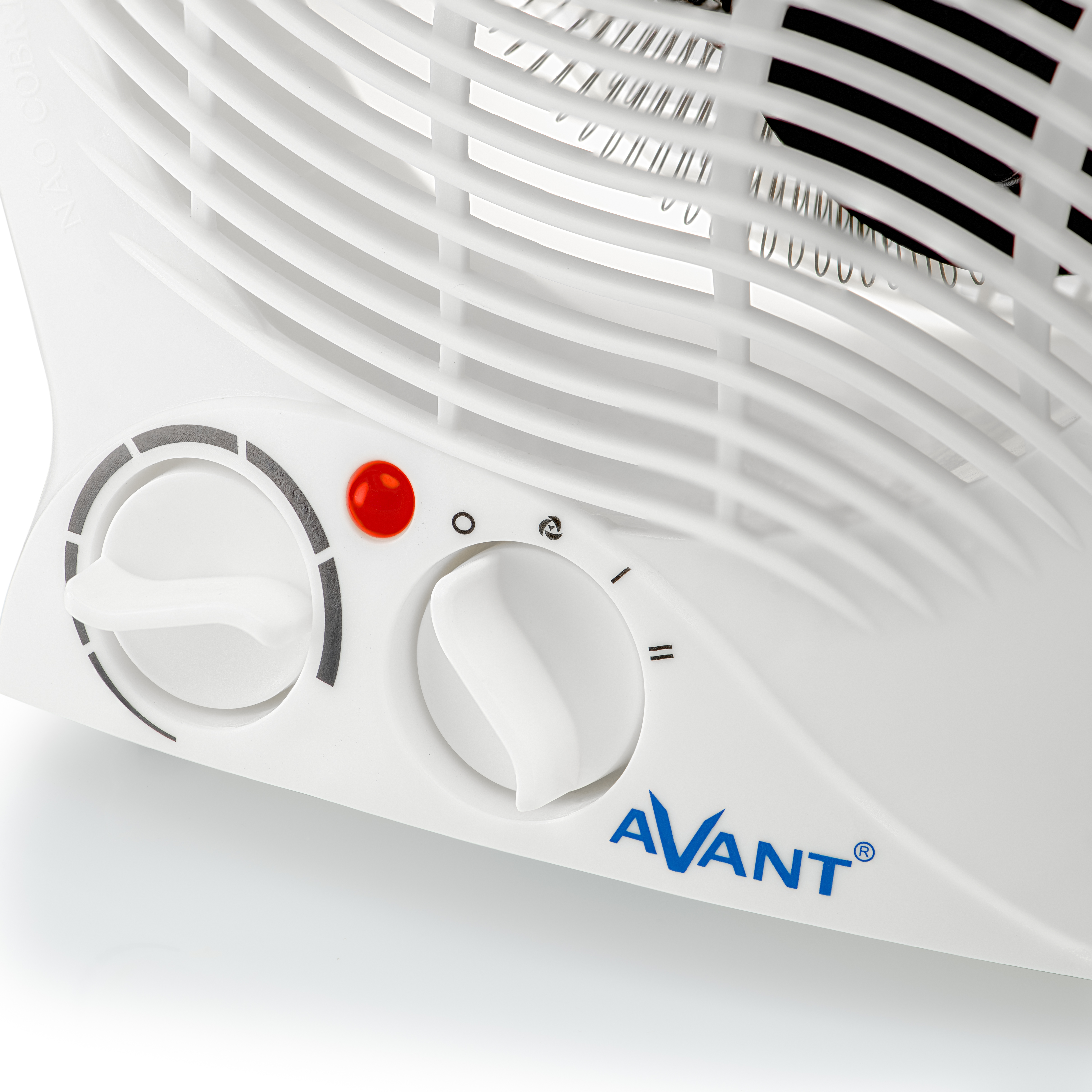 Un ventilador blanco, primer plano de los controles. Tiene una luz roja y varios ajustes de dial.