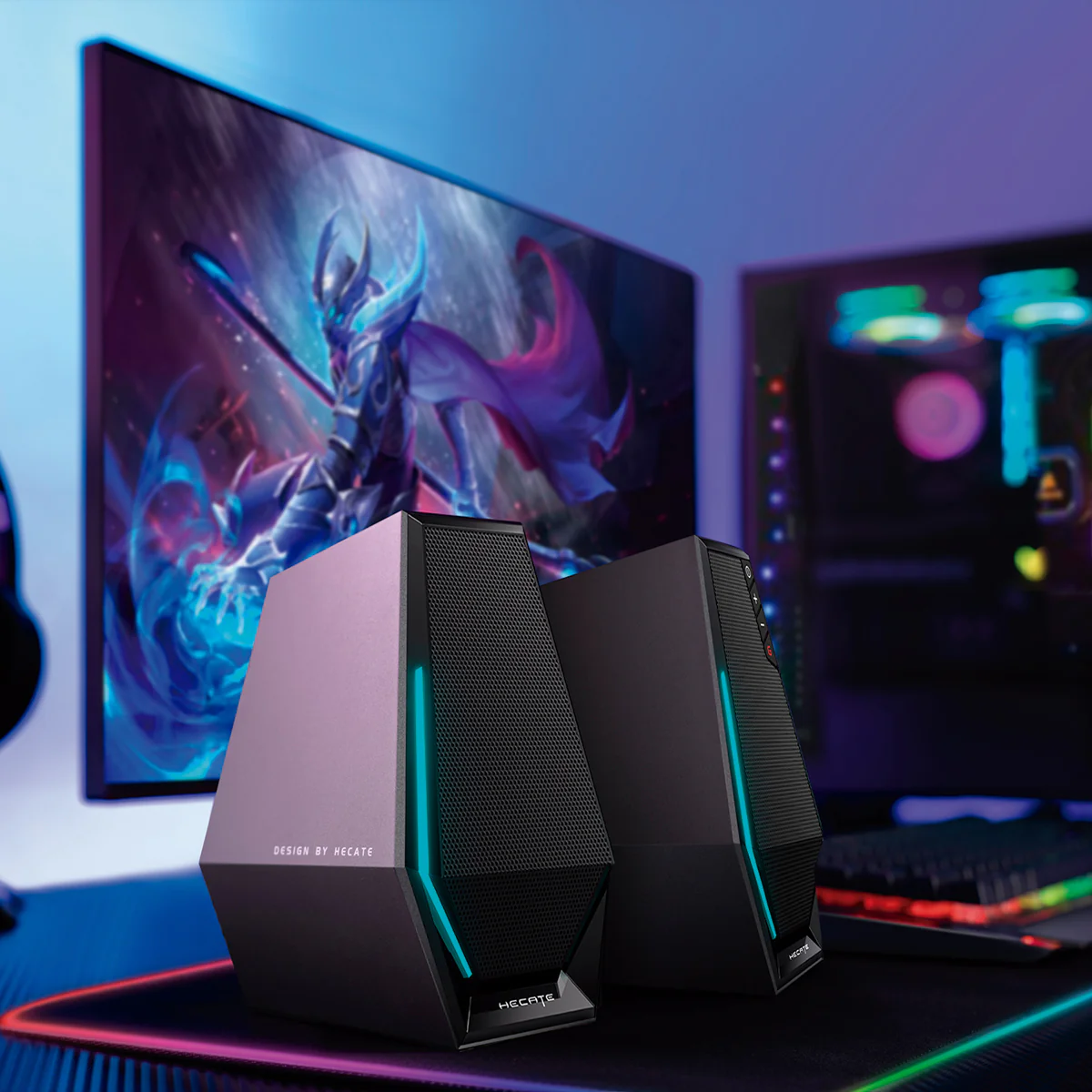 Zwei Lautsprecher mit Monitor, der eine Spielszene anzeigt. Schwarze Lautsprecher, rosa Akzente. Dunkles Setup.