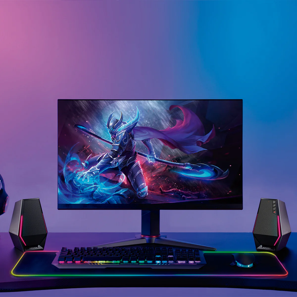 Gaming-Setup mit Monitor, der Fantasy-Szene zeigt, Lautsprechern, Tastatur und Maus. Blau/rosa Licht.