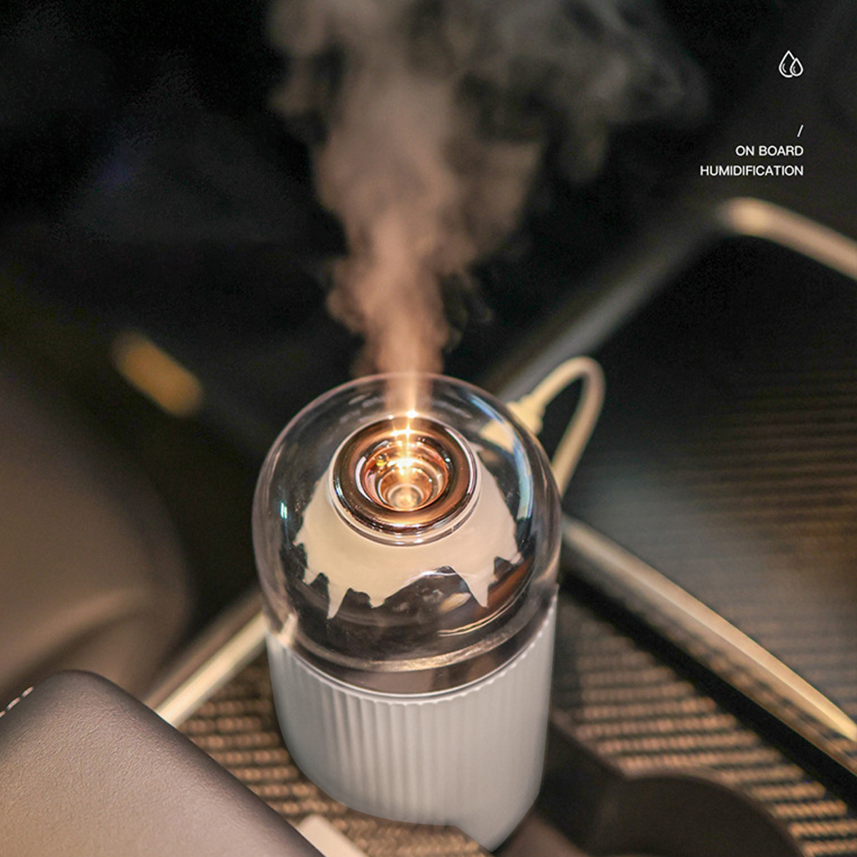 Ein On-Board-Autobefeuchter, aus dem Nebel austritt.