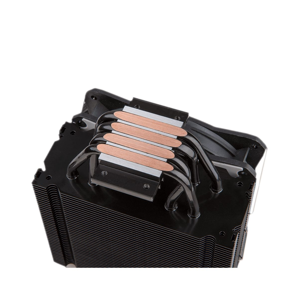 Zbliżenie czarnego chłodzenia procesora z miedzianymi rurkami cieplnymi i żeberkami. Tło jest białe.