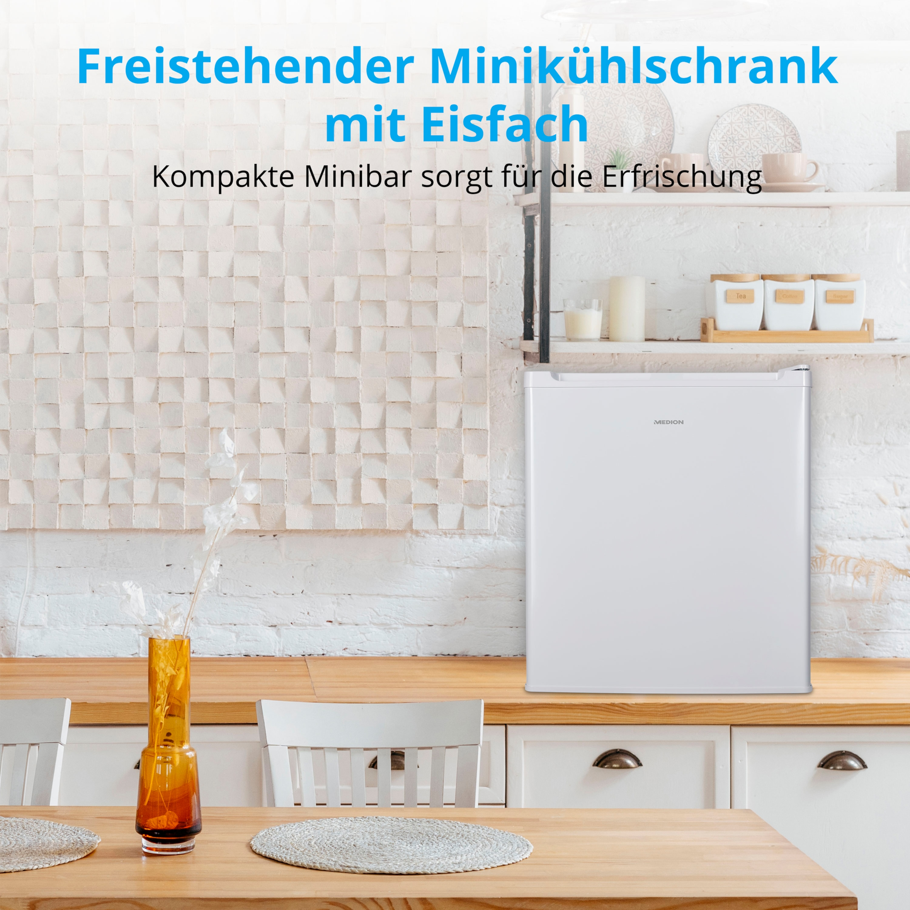 Weißer Minikühlschrank auf einem Holztisch. Text oben: Freistehender Minikühlschrank mit Eisfach.
