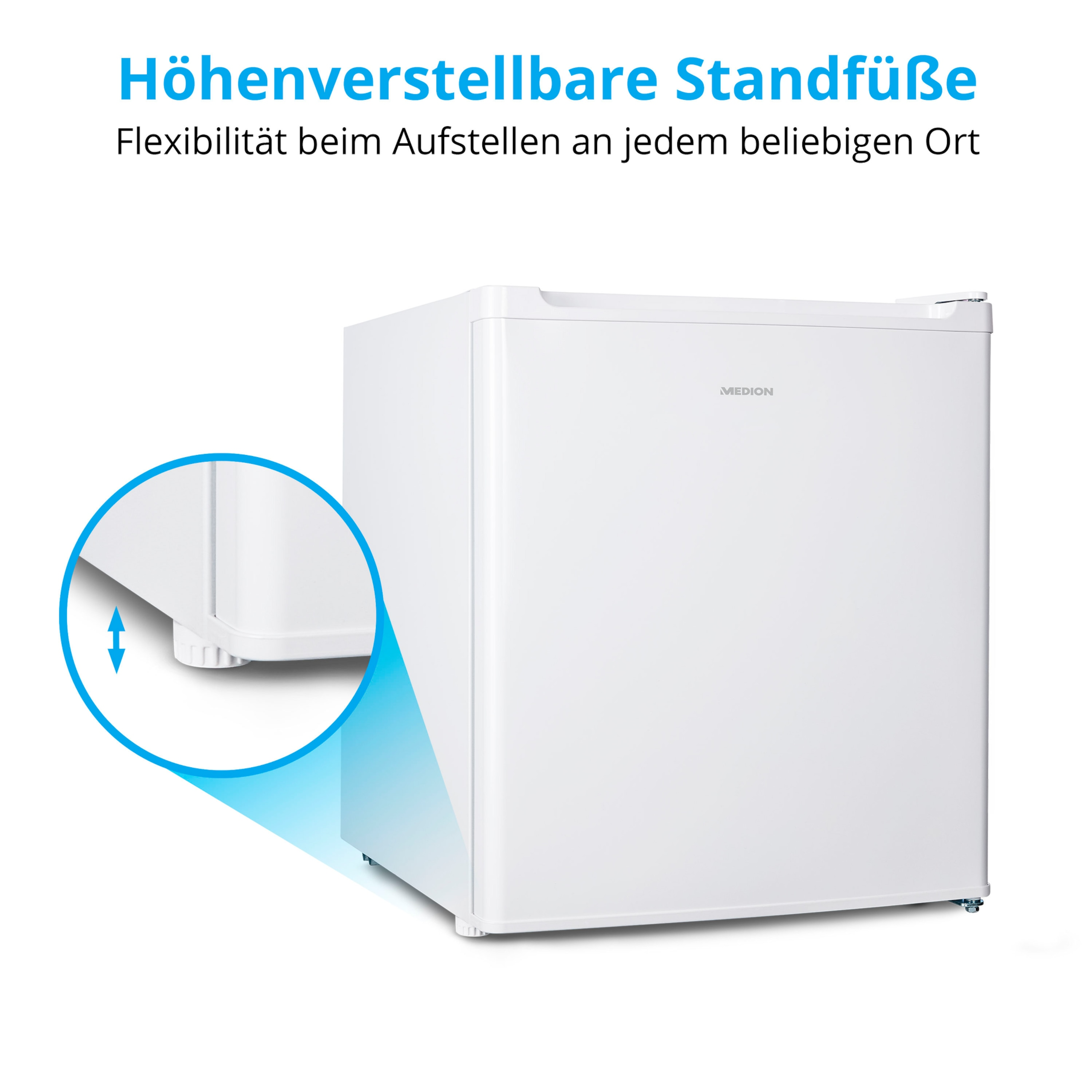 Weißer Mini-Kühlschrank mit verstellbaren Füßen, Schrägansicht.