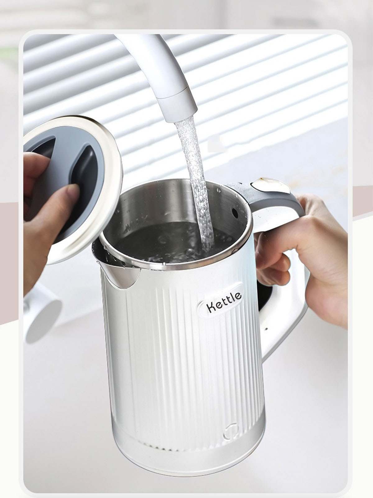 Wasser gießt in einen weißen Wasserkocher. Eine Hand hält den Deckel, die andere den Griff.