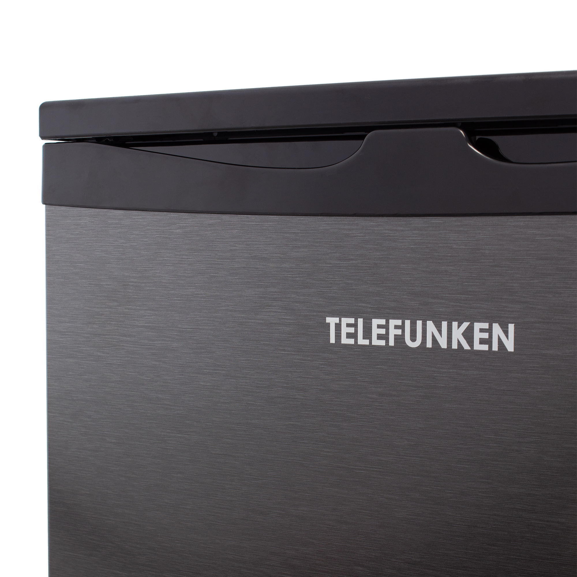 Nahaufnahme eines dunkelgrauen Kühlschranks mit dem Wort TELEFUNKEN.