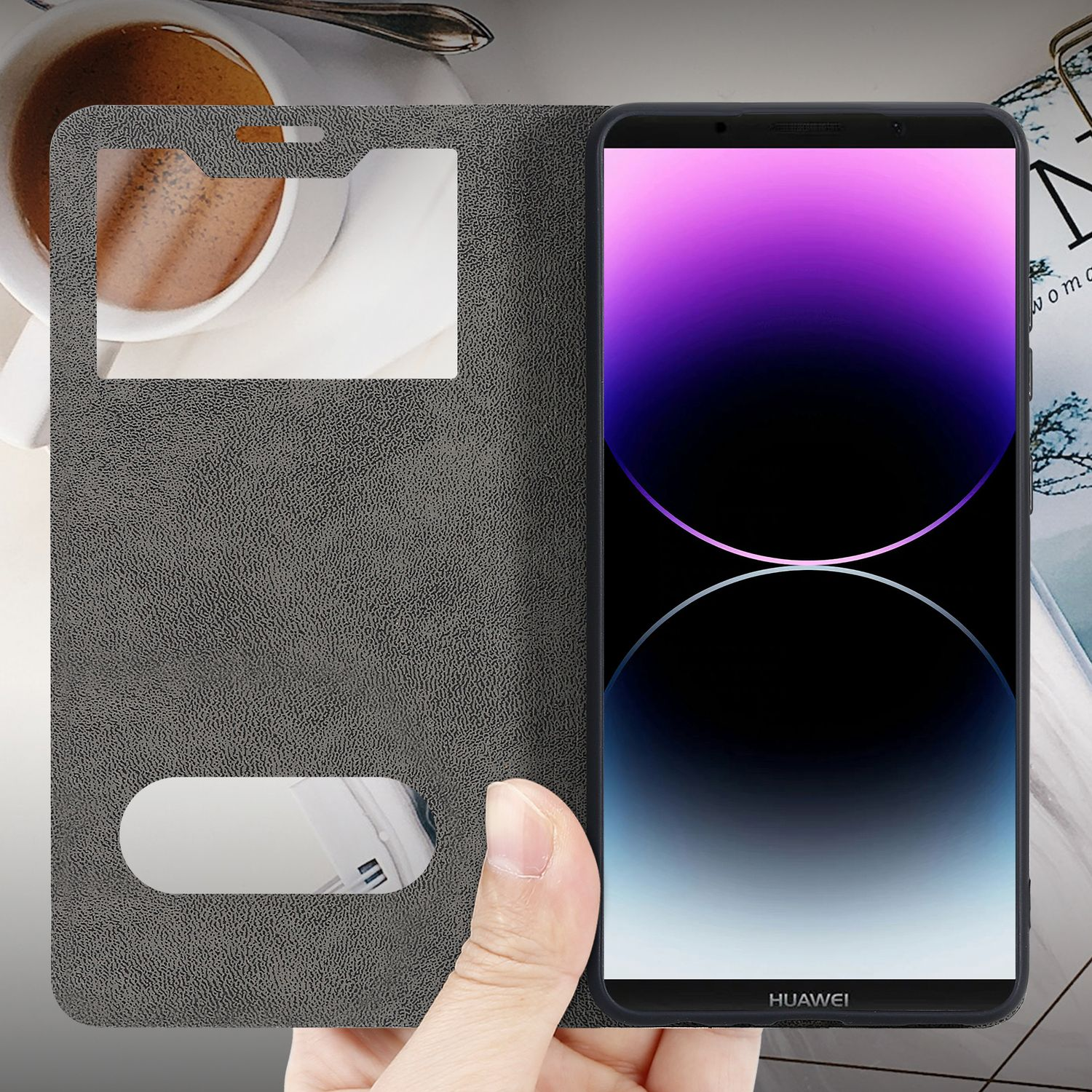 Telefono all'interno di una custodia grigio scuro, con una finestra. Caffè e rivista sullo sfondo.