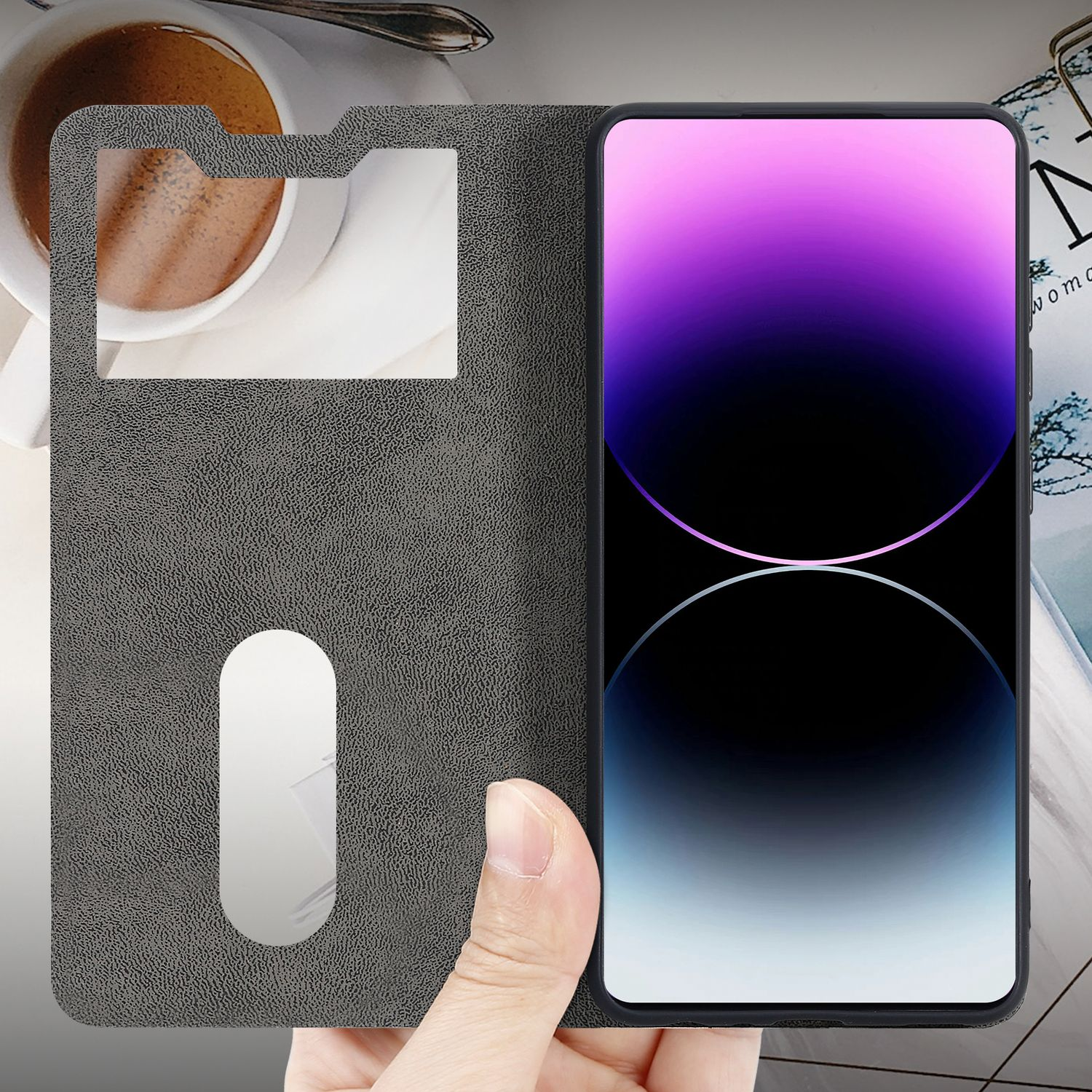 Il telefono in una custodia grigia è aperto, rivelando uno schermo sfumato viola e nero, tenuto da una mano.
