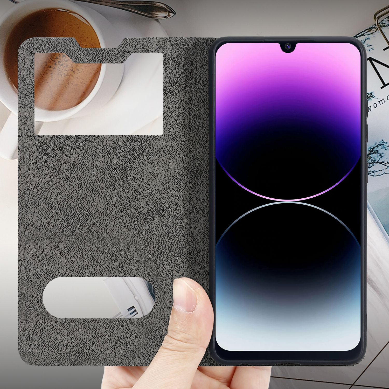 Un telefono in una custodia di pelle grigia, con una finestra che mostra l'ora e una tazza di caffè sullo sfondo.